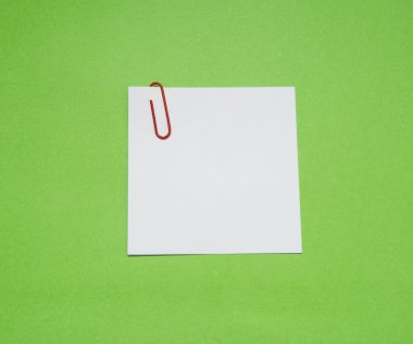 renk kağıt üzerinde yeşil arka plan izole klip ile Not