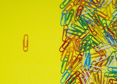Renkli kağıt üzerinde sarı arka plan izole klip
