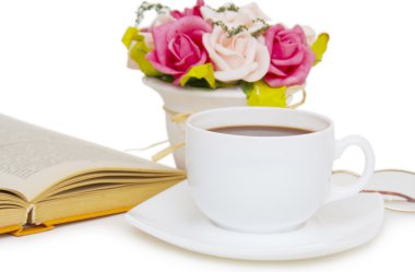 Beyaz arka plan üzerinde izole kitap ile kahve