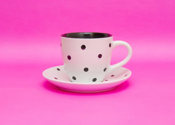 Белая чашка на розовом фоне — стоковое фото