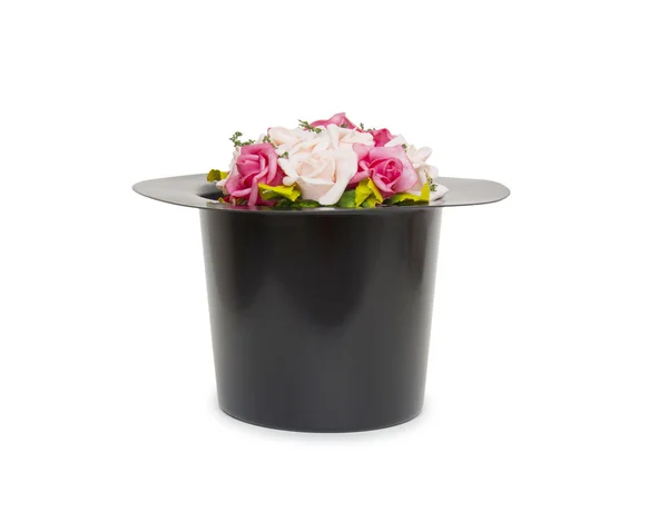 Chapéu mágico preto com flores isoladas em um fundo branco — Fotografia de Stock
