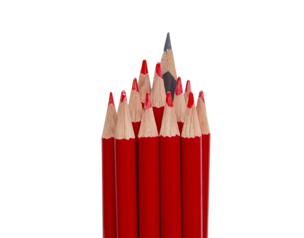 Matita nera che si distingue dalle matite rosse, isolata — Foto Stock
