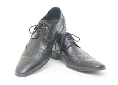 izole beyaz zemin üzerine siyah adamın ayakkabılarına