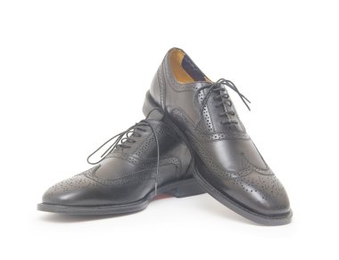 izole beyaz zemin üzerine siyah adamın ayakkabılarına.