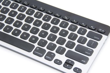 Modern alüminyum klavye beyaz arkaplanda izole edildi