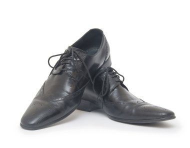 Beyaz ayakkabılarla erkek moda