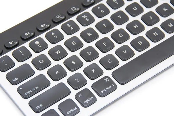 白色背景下的现代铝制计算机键盘 — 图库照片