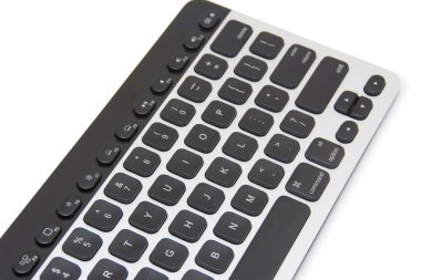 Modern alüminyum klavye beyaz arkaplanda izole edildi