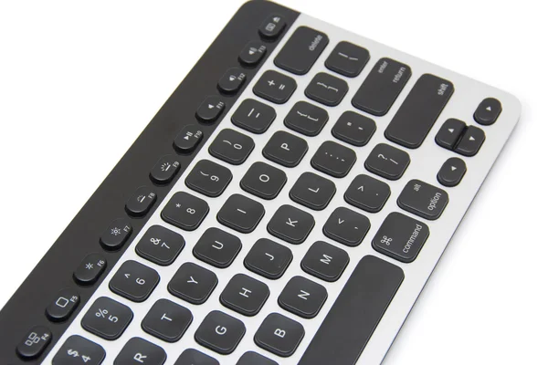 Nowoczesna aluminiowa klawiatura komputerowa izolowana na białym tle — Zdjęcie stockowe