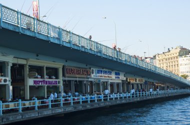 Istanbul - 26 Ağustos: İnsanlar Galata Köprüsü üzerinde 26 Ağustos 201