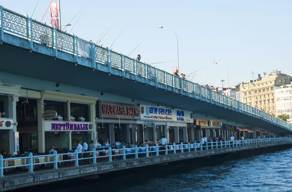 Istanbul - 26 Ağustos: İnsanlar Galata Köprüsü üzerinde 26 Ağustos 201