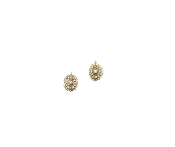 Een paar diamanten oorbellen — Stockfoto