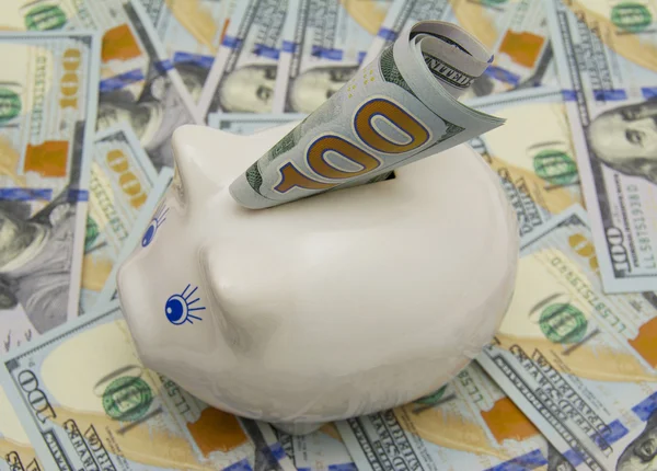 Piggy bank op geld achtergrond — Stockfoto