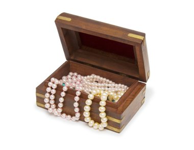 İnci kolye ile küçük ahşap göğüs