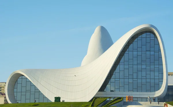 BAKU- MAY 17: Heydar Aliyev Center on May 17, 2015 in Baku, Azer — Stock Photo, Image