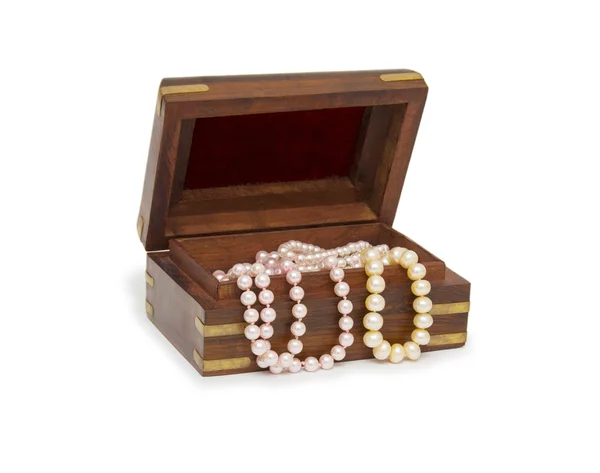 Pequena caixa de madeira com colar de pérolas — Fotografia de Stock