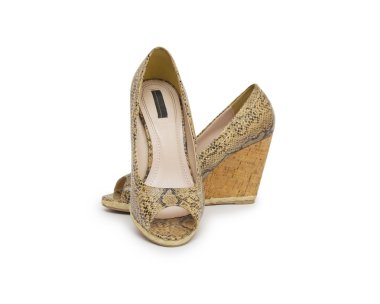 Biege'e yüksek topuk ayakkabı üzerine beyaz izole