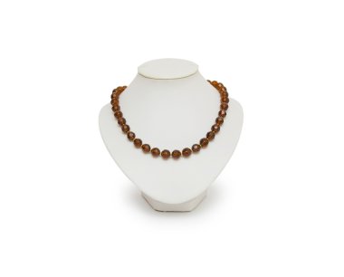 kolye üzerinde beyaz izole