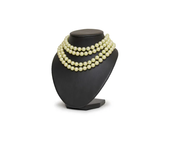 Collier perle sur mannequin noir isolé — Photo