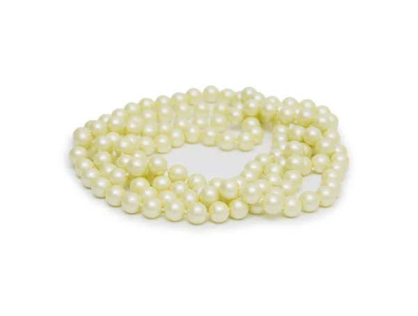 Abalorios de perlas, sobre fondo blanco —  Fotos de Stock