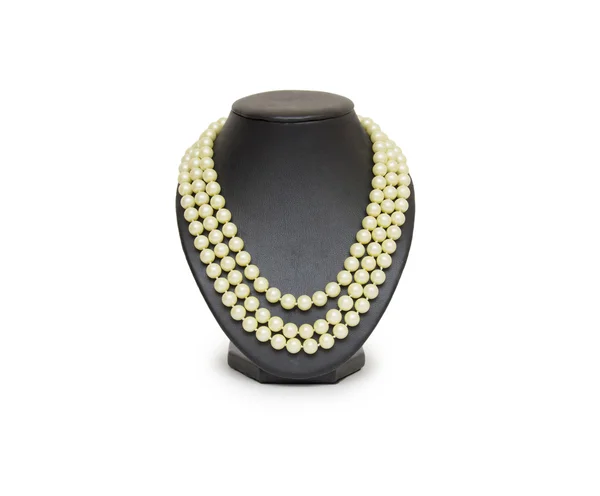 Collar de perlas en maniquí negro aislado —  Fotos de Stock