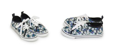 Beyaz arka planda spor ayakkabıları