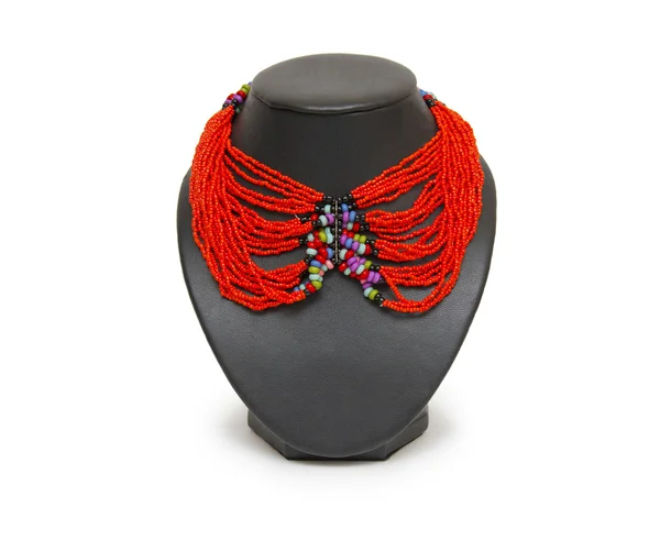 Collar de coral rojo en un maniquí, aislado en blanco — Foto de Stock