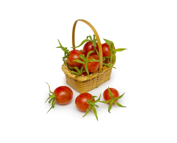 Φρέσκες ντομάτες κόκκινο στο καλάθι που απομονώνονται σε λευκό — Φωτογραφία Αρχείου
