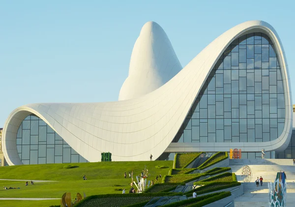 BAKU- MAY 16: Heydar Aliyev Center on May 16, 2015 in Baku, Azer — Stock Photo, Image