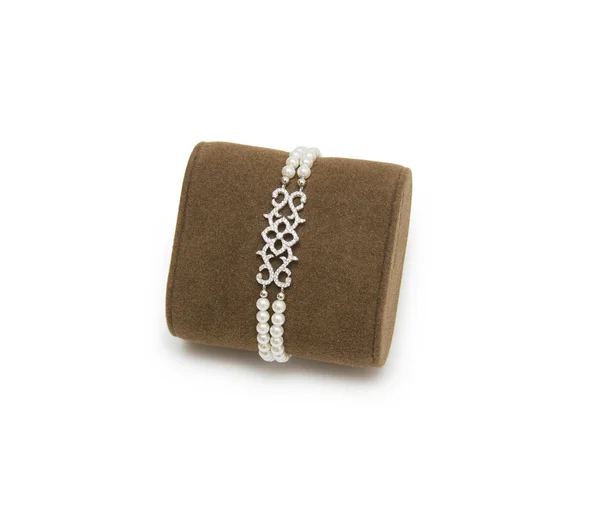 Collana di perle su sfondo bianco — Foto Stock