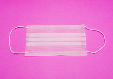 Pembe bir arka plan üzerinde ameliyat kulak döngü maskesi