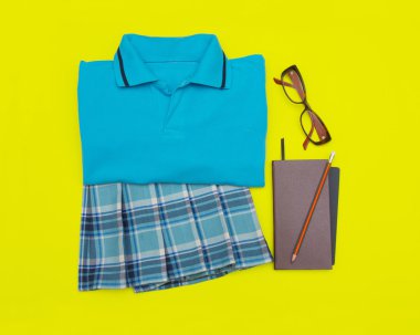 Öğrenci kıyafeti. Renk arka plan üzerinde farklı nesneleri.