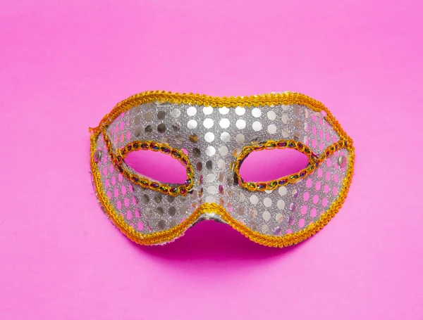 Máscara de carnaval aislada sobre fondo rosa —  Fotos de Stock