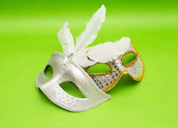 Yeşil arka plan üzerinde izole karnaval maskesi