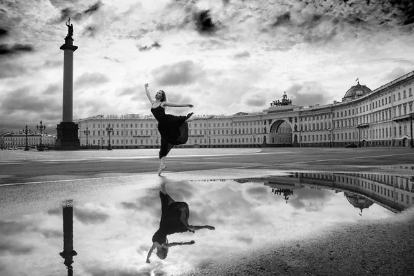 The young woman, the ballerina dances on the square — Stock Photo, Image