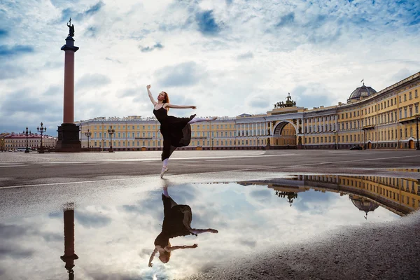 The young woman, the ballerina dances on the square — Stock Photo, Image