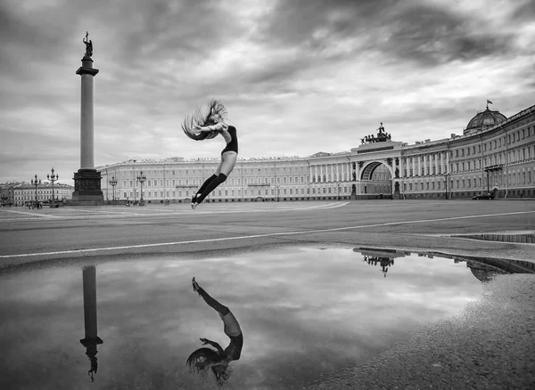 Młoda kobieta wskakuje przeciwko Palace Square St. Petersburg — Zdjęcie stockowe