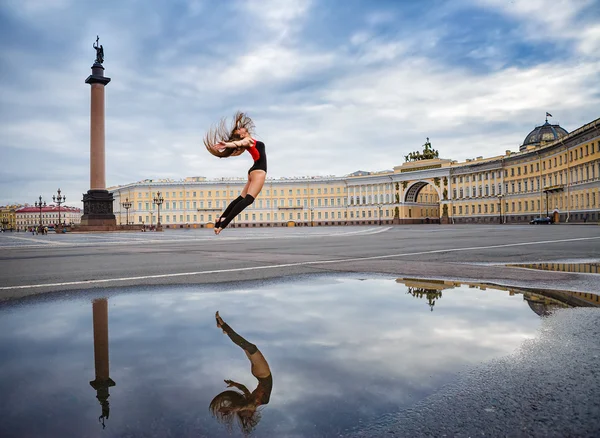 Молодая женщина прыгает на Дворцовую площадь Санкт-Петербурга — стоковое фото