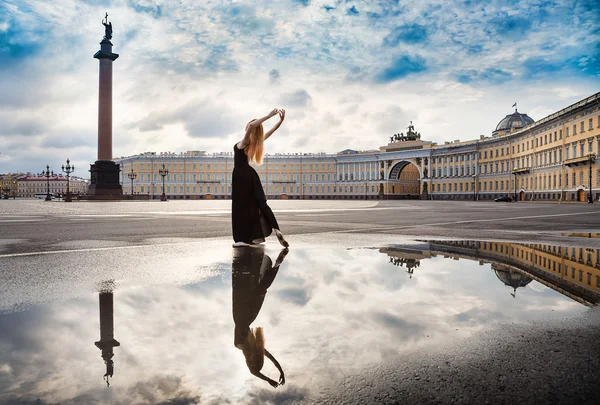 Den unga kvinnan, ballerina danserna på torget — Stockfoto