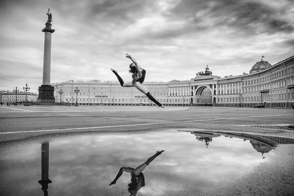 A jovem, a bailarina dança na praça — Fotografia de Stock