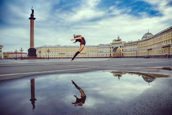 The ballerina dances — Stock Photo, Image