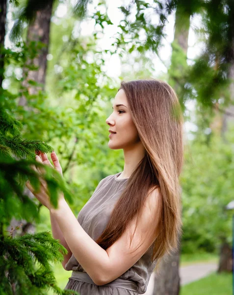 Joven, hermosa, mujer sexy en el parque a pie —  Fotos de Stock