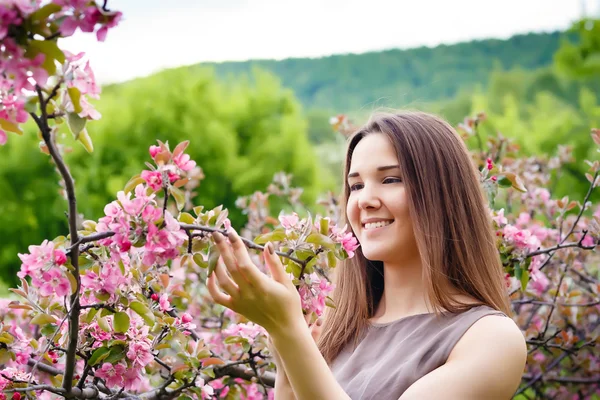 Giovane, bella, donna sexy nel parco a piedi — Foto Stock