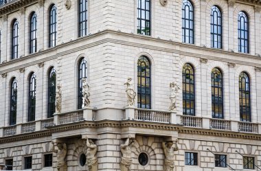 Antik Bina bir heykel bir duvar ile