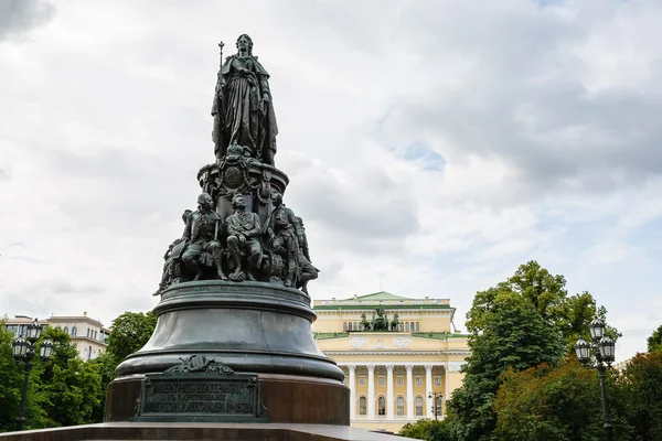 Monumento à rainha Ekaterina e os seus favoritos — Fotografia de Stock