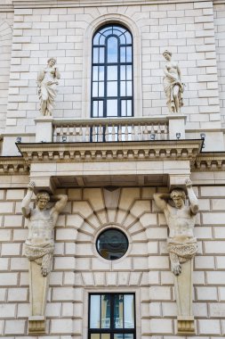 Antik Bina bir heykel bir duvar ile