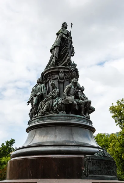 Monumento à rainha Ekaterina e os seus favoritos — Fotografia de Stock