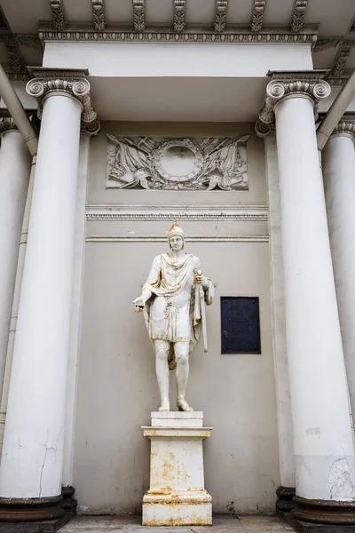 Antico edificio con una scultura su un muro — Foto Stock