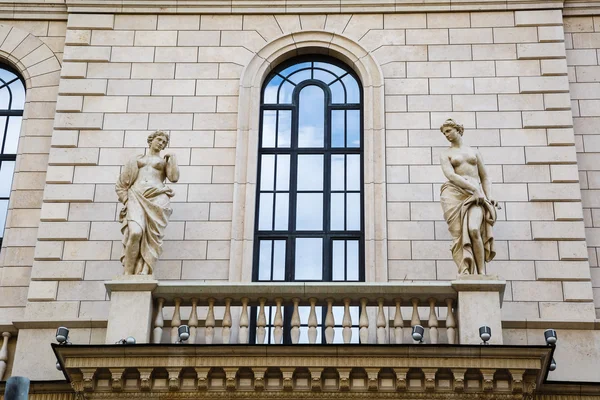 Antico edificio con una scultura su un muro — Foto Stock