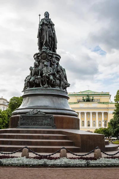 纪念碑女皇叶卡捷琳娜和她的至爱 免版税图库照片